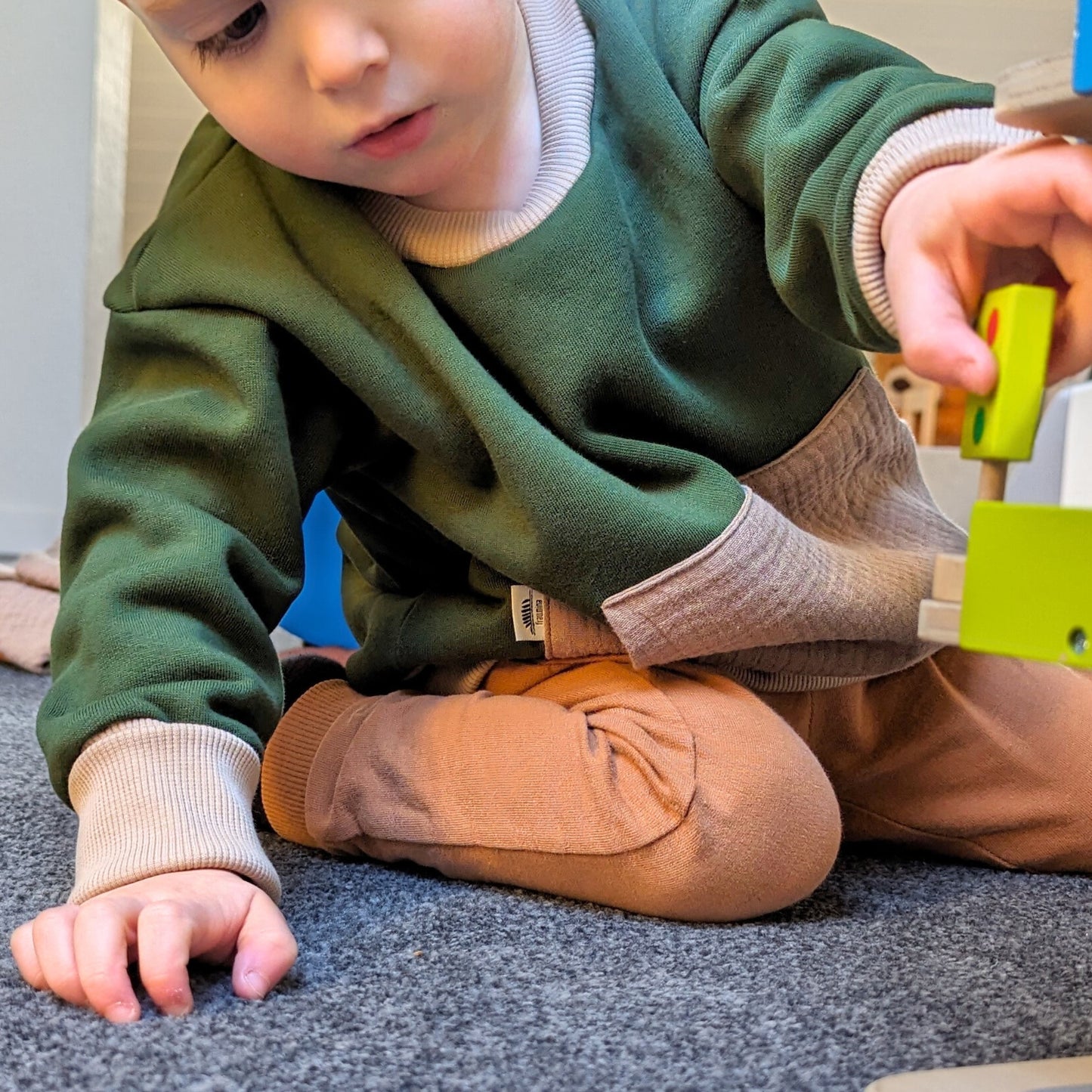 Grüner Colorblock Pullover aus Bio Baumwolle