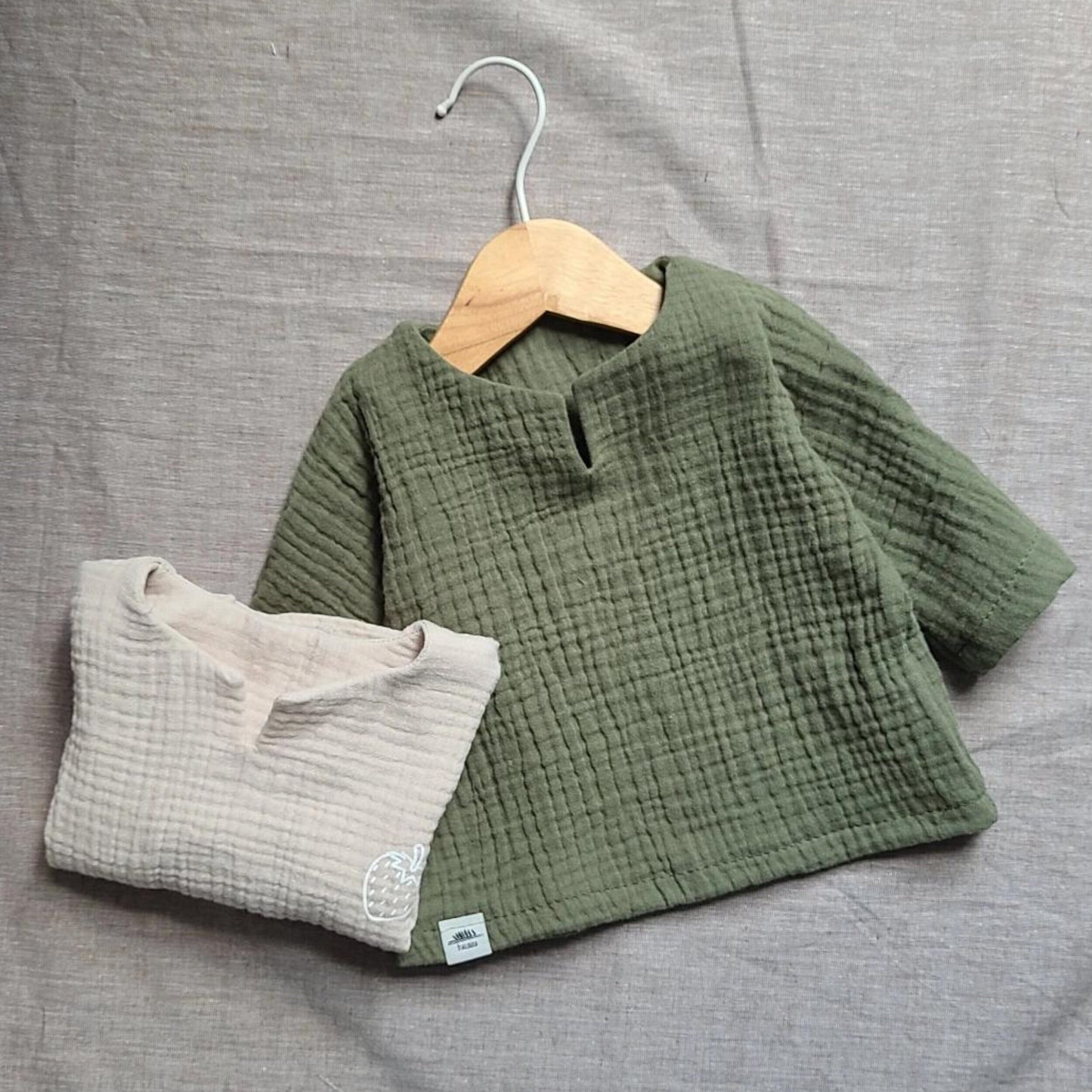 Neutrales luftiges Musselinshirt